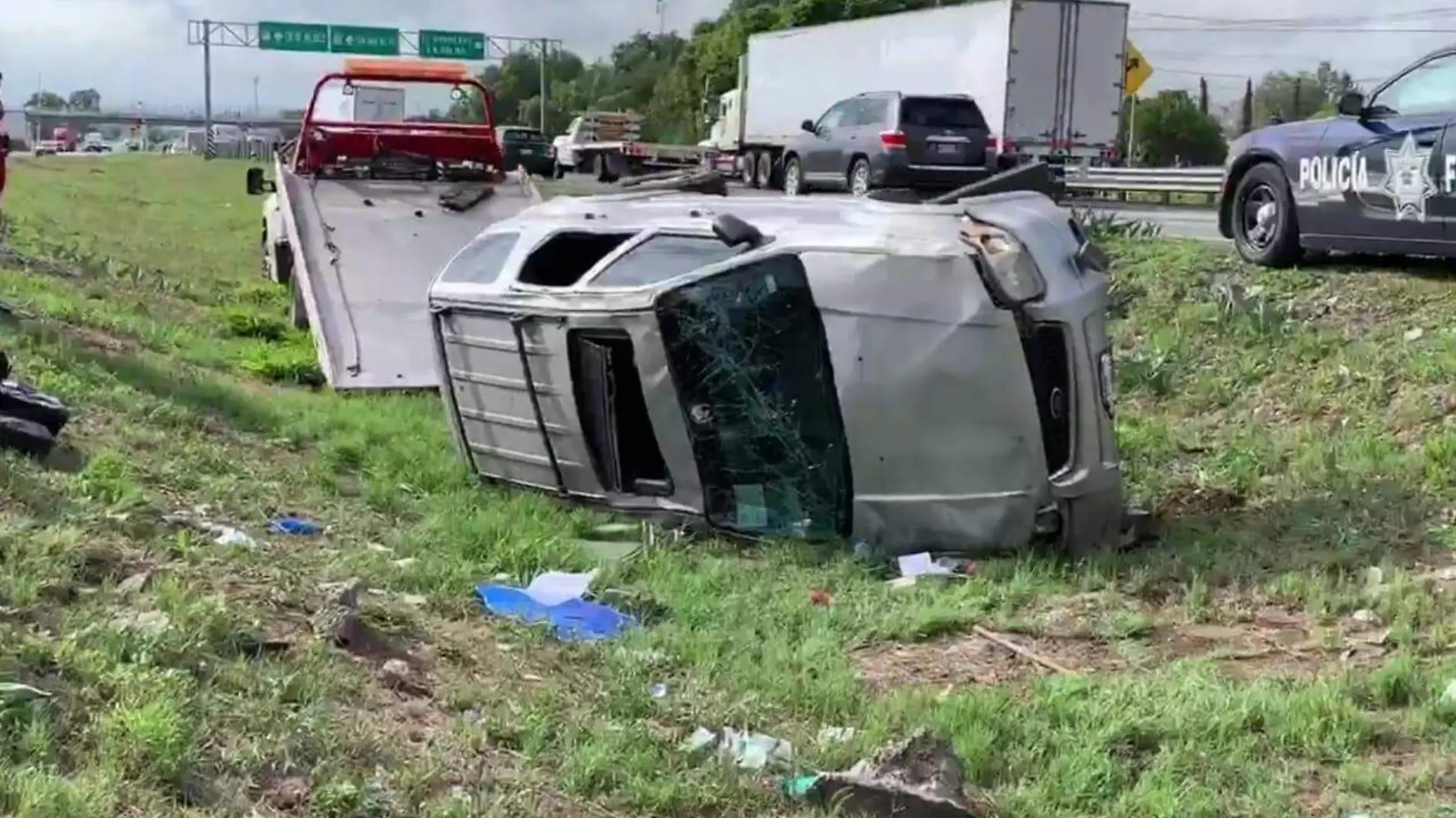 La grúa realizó el arrastre de la camioneta, la cual presentó varios daños.  Foto Cortesía.